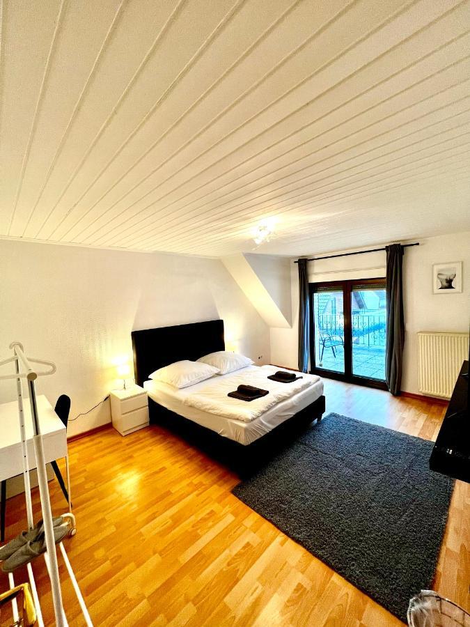 Praktisches Zimmer Im Grossen Haus Mit Garten Düsseldorf Extérieur photo